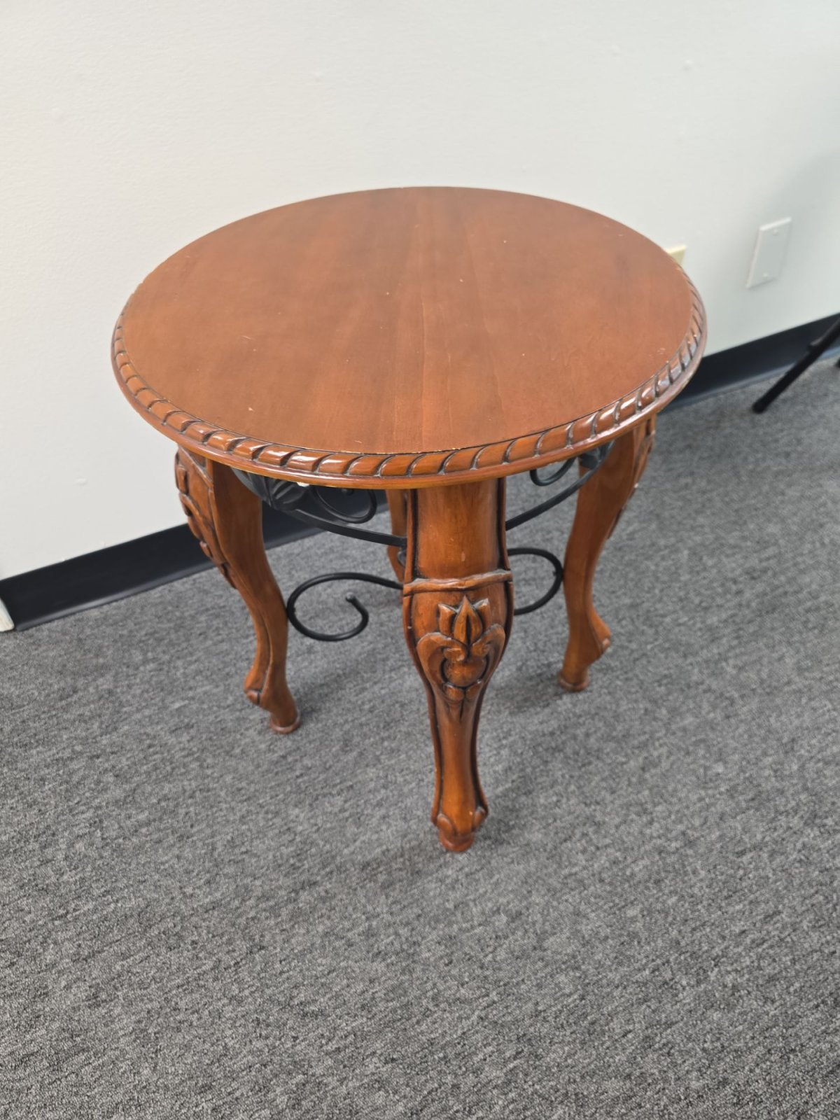 Round Solid Wood End / Accent Table